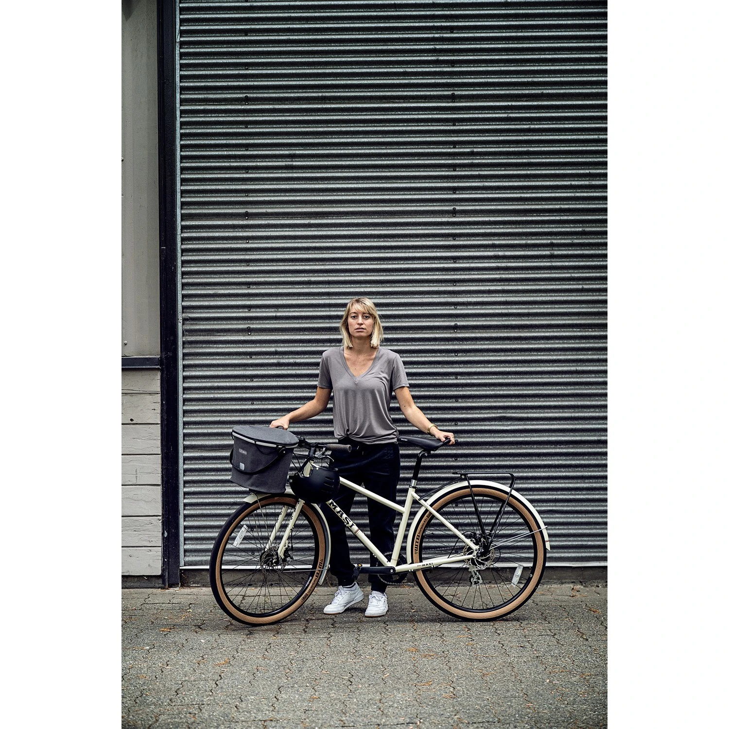 ORTLIEB Up-Town Urban - 17.5L Handlebar Basket - Pepper 7 ORTLIEB Up-Town Urban - 17.5L Handlebar Basket - Pepper - Image 5