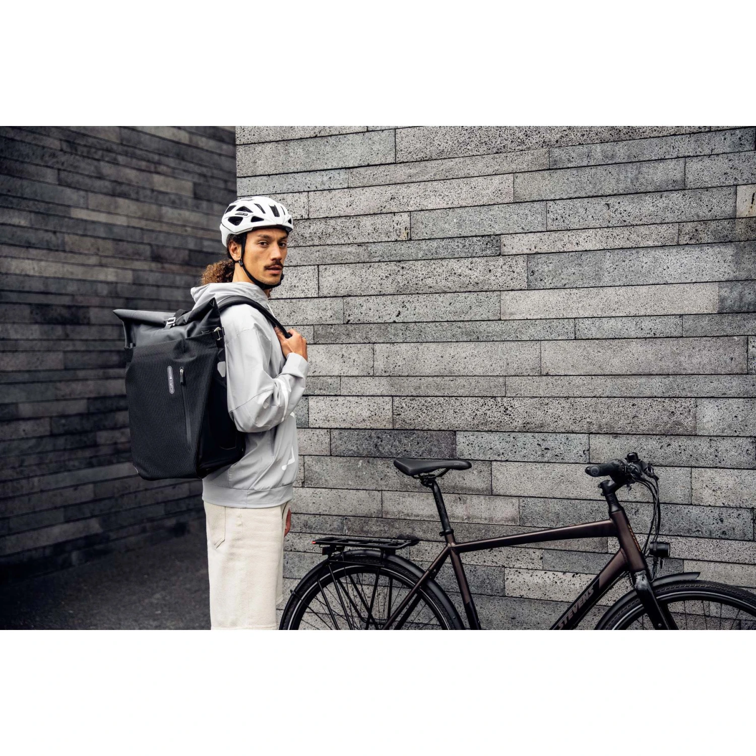 ORTLIEB Vario PS High Visibility - QL2.1 Bike Pannier / Backpack 26L - Black Reflective 20 ORTLIEB Vario PS High Visibility - QL2.1 Bike Pannier / Backpack 26L - Black Reflective - Image 18