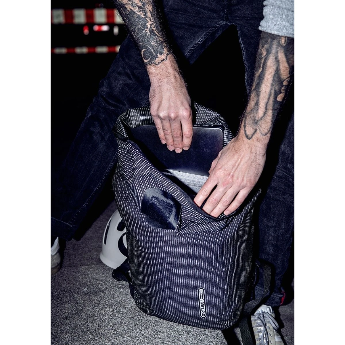 ORTLIEB Velocity High Visibility - 23L Backpack - Black Reflective 8 ORTLIEB Velocity High Visibility - 23L Backpack - Black Reflective - Image 6